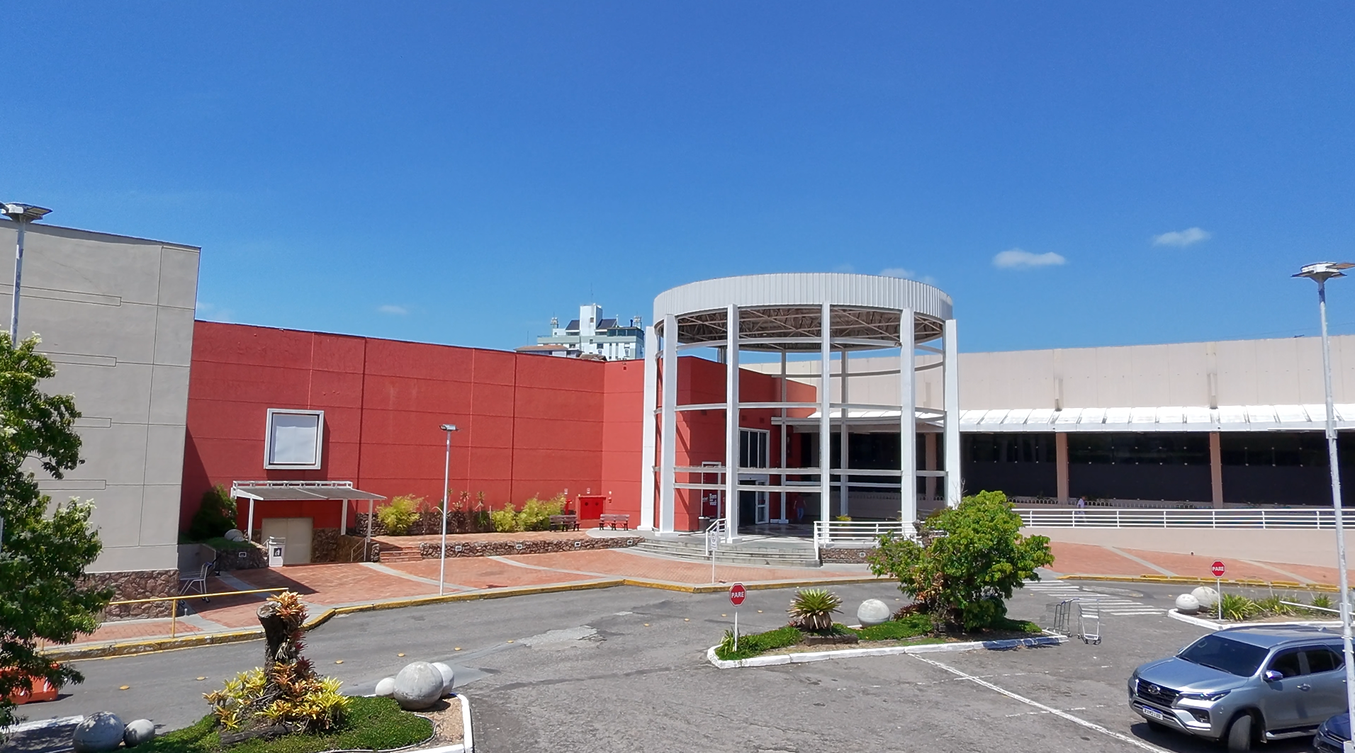 Fachada interna do Monet Plaza Shopping