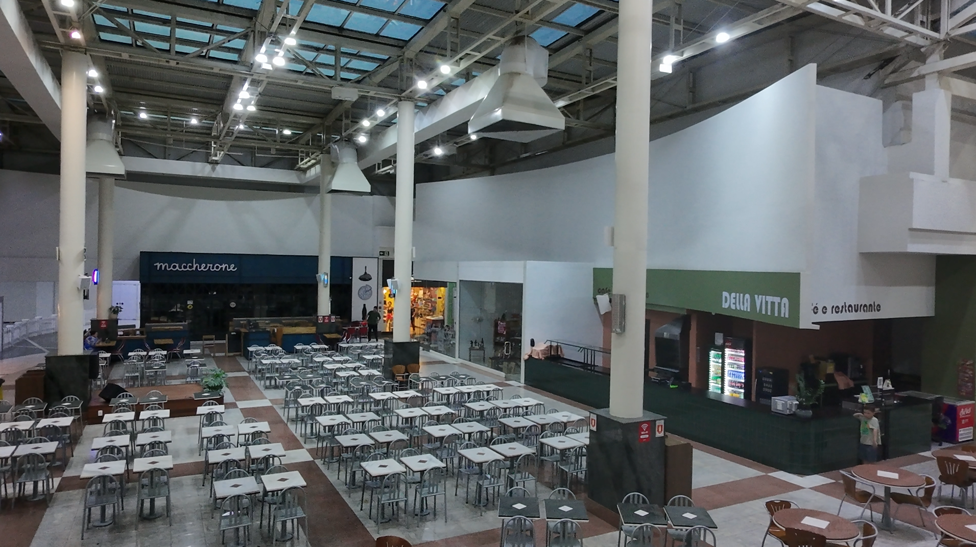 Praça de alimentação do Monet Plaza Shopping